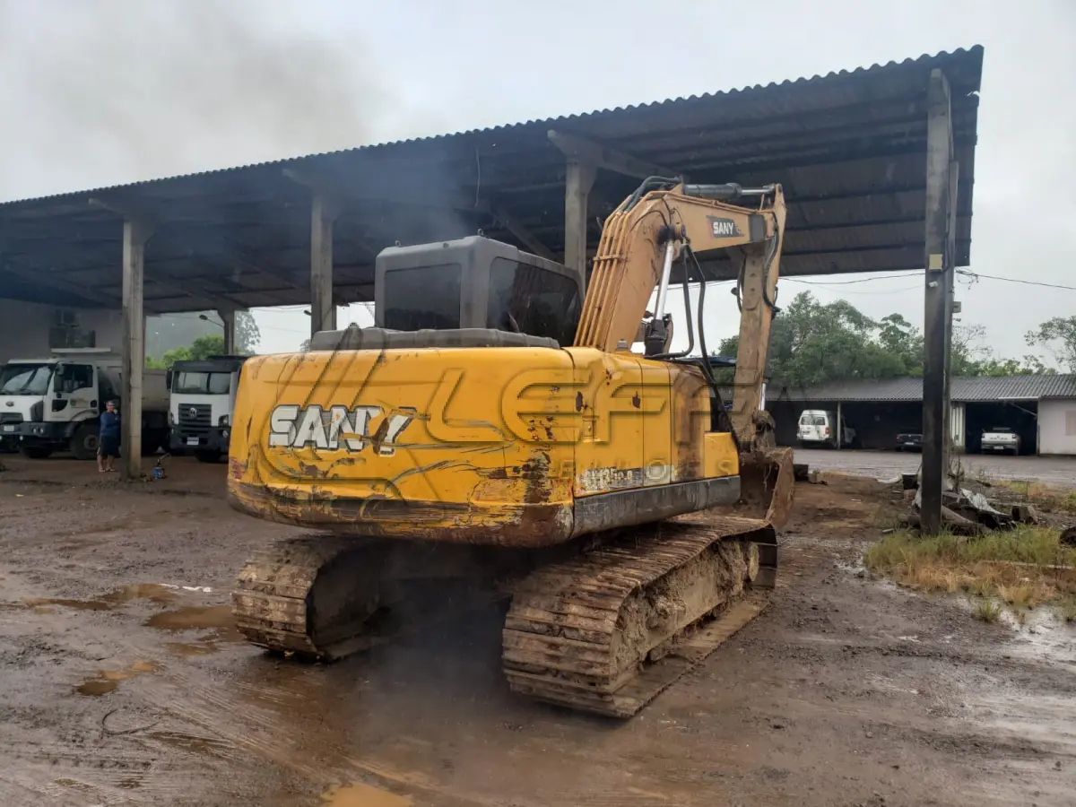 LOTE 002 - UMA ESCAVADEIRA HIDRÁULICA, COM ESTEIRA SANY SY135C-9, ano de modelo 2017