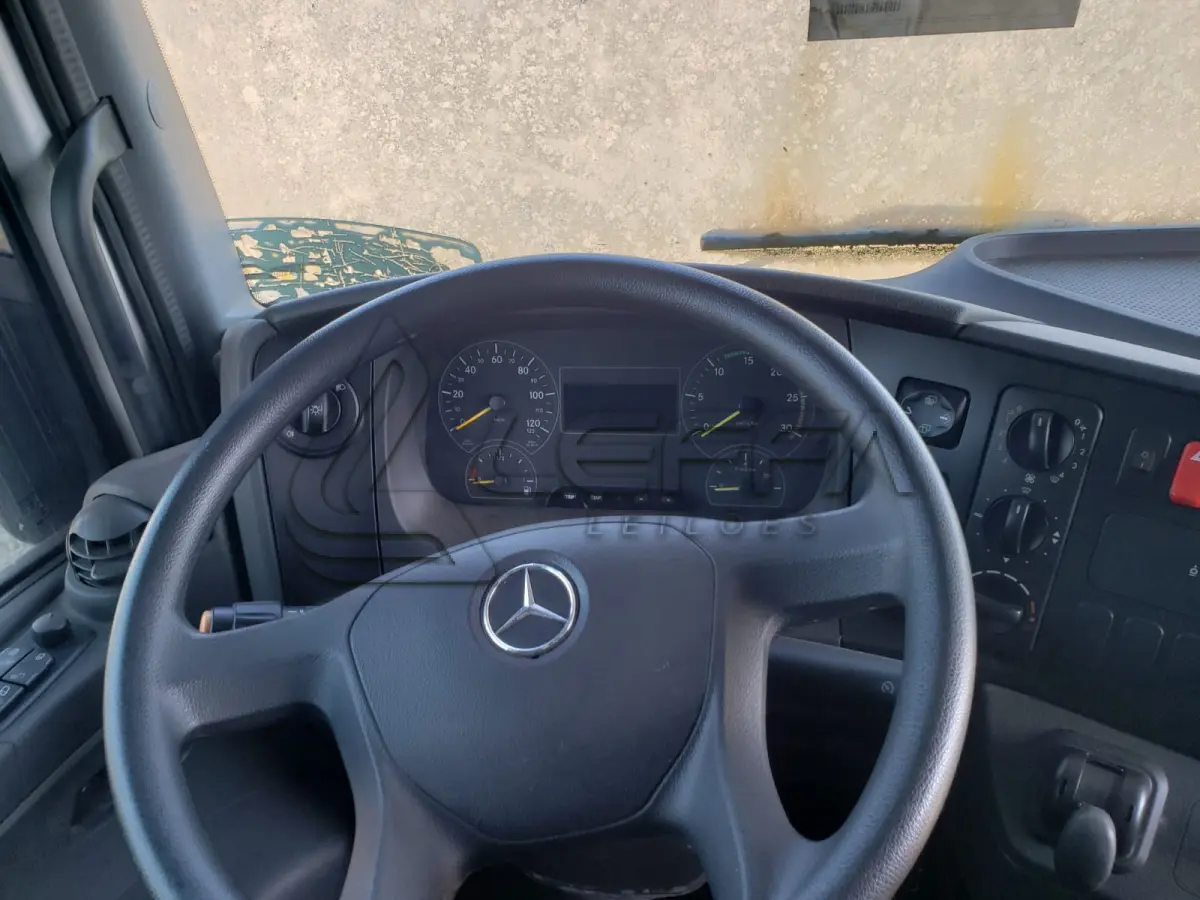 LOTE 001 - UM CAMINHÃO MERCEDEZ BENZ/ATEGO 2426, PLACAS IWG-8795, ANO 2014 MODELO 2014, RENAVAM 1034819914