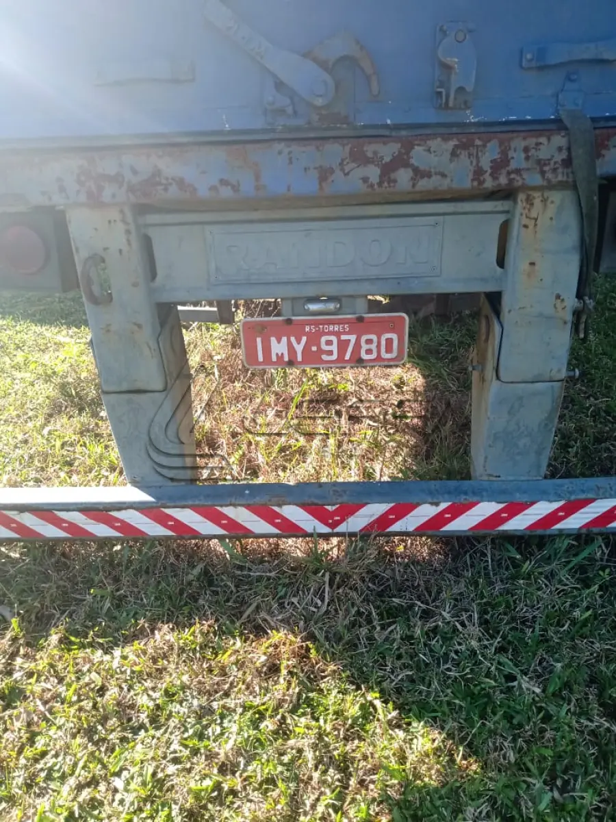 LOTE 005 - UM SEMI-REBOQUE, MARCA SR/RANDON SR FG, COM BAÚ, PLACAS IMY-9780, RENAVAM 877728089, ANO 2006, COR AZUL
