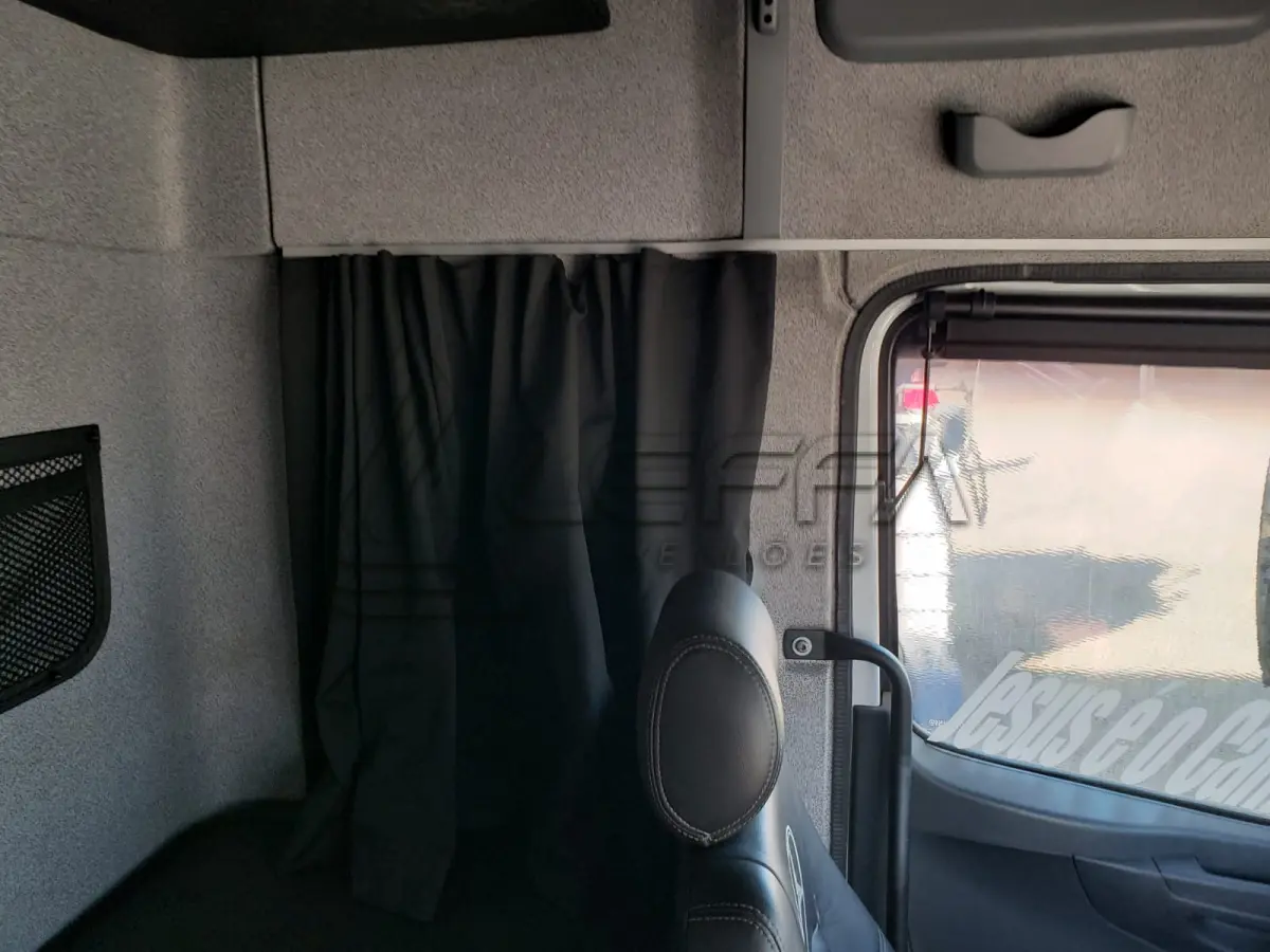 LOTE 001 - UM CAMINHÃO MERCEDEZ BENZ/ATEGO 2426, PLACAS IWG-8795, ANO 2014 MODELO 2014, RENAVAM 1034819914