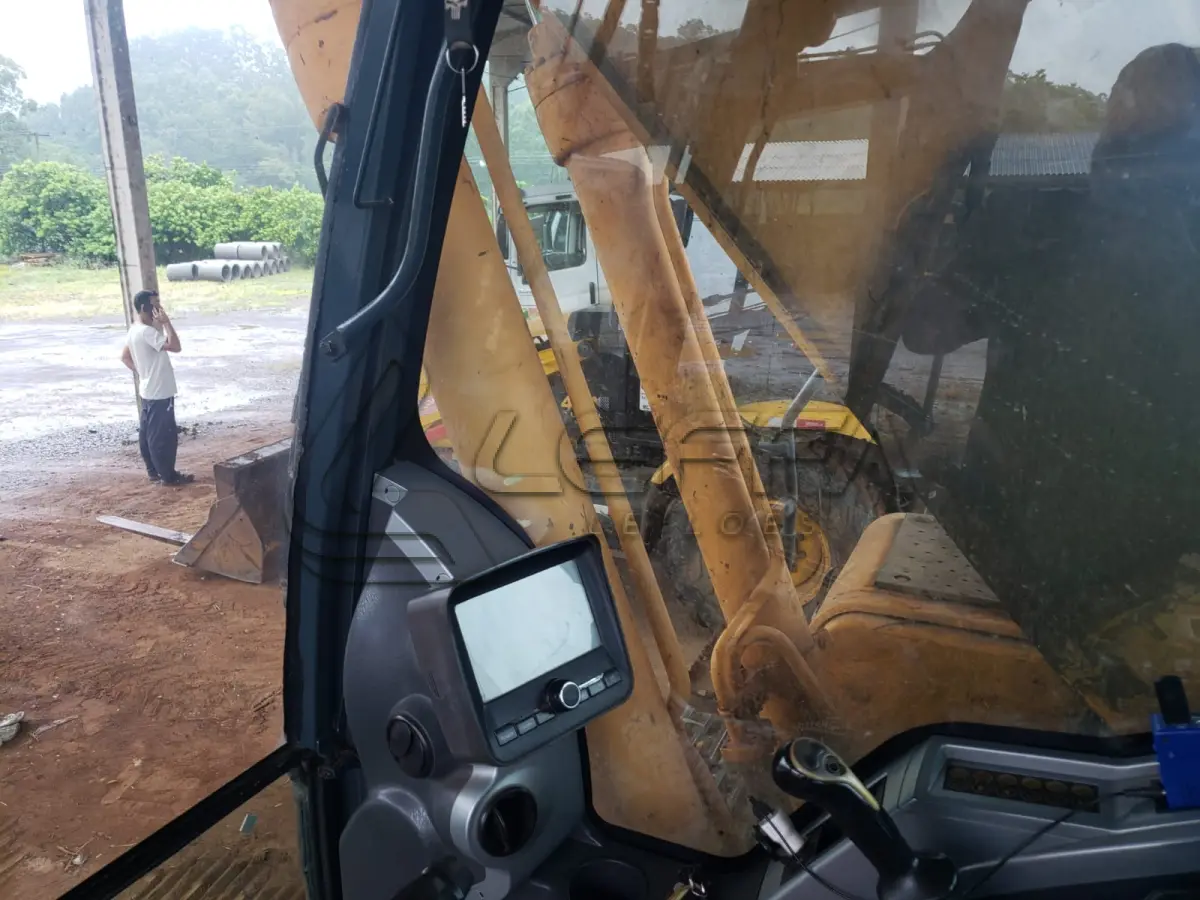 LOTE 001 - UMA ESCAVADEIRA DE ESTEIRA HYUNDAI 220 LC, 9s, ano/modelo 2014