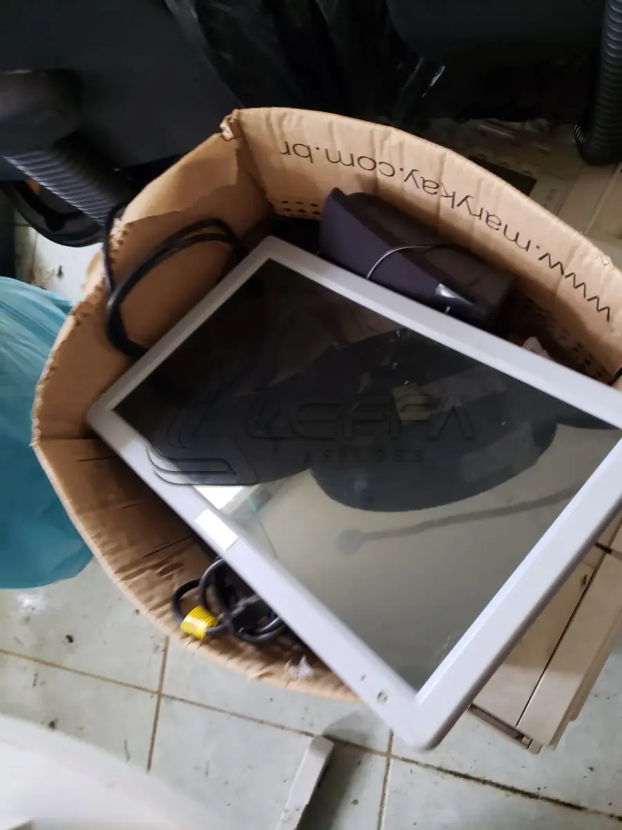 LOTE 003 - SUCATAS: INFORMÁTICA, TV, APARELHO DE SOM, IMPRESSORAS, LAVA JATO, TANQUINHO DE LAVAR ROUPA, UM CLIMATIZADOR DE AMBIENTES, RODAS DE FERRO PARA CAMINHÃO 1000X20