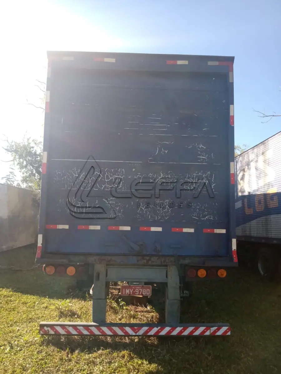 LOTE 005 - UM SEMI-REBOQUE, MARCA SR/RANDON SR FG, COM BAÚ, PLACAS IMY-9780, RENAVAM 877728089, ANO 2006, COR AZUL