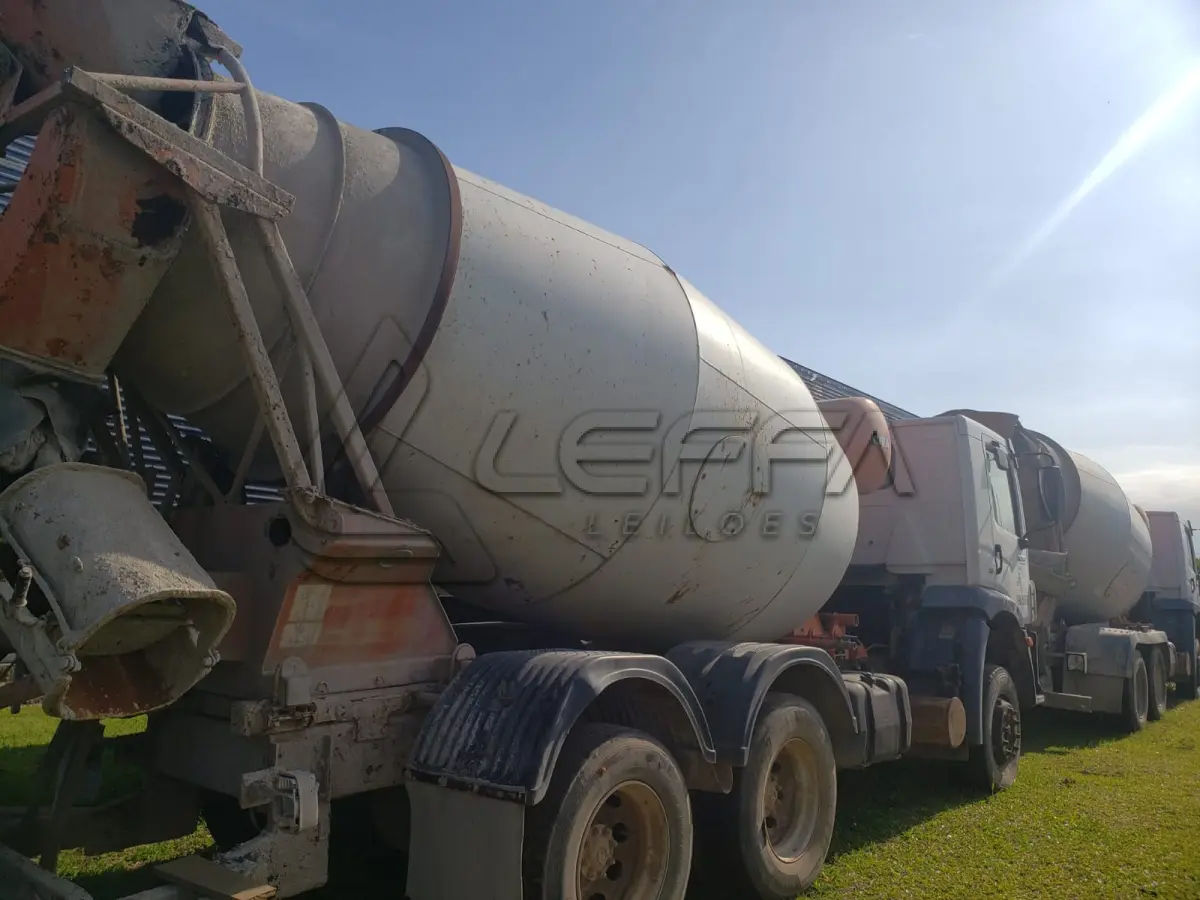 LOTE 001 - UM CAMINHÃO VW/26.280 CRM 6X4, PLACAS IVY-0096, ANO 2014, BRANCO, DIESEL