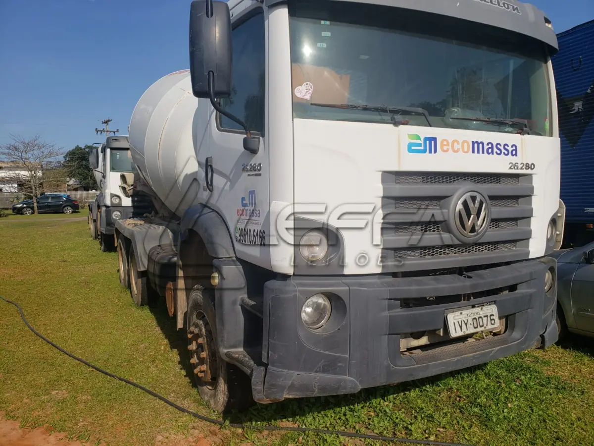 LOTE 002 - UM CAMINHÃO VW/26.280 CRM 6X4, PLACAS IVY-0076, ANO 2014, BRANCO, DIESEL