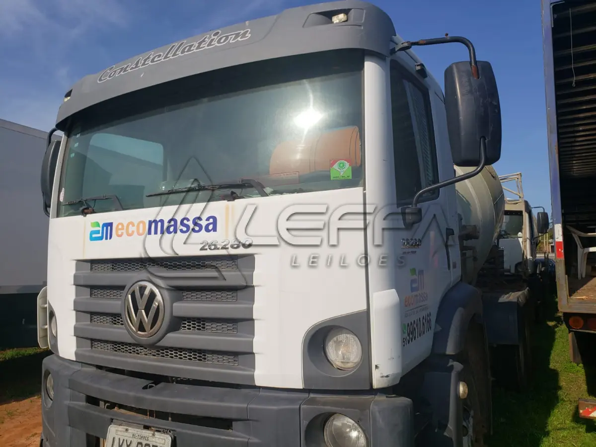 LOTE 002 - UM CAMINHÃO VW/26.280 CRM 6X4, PLACAS IVY-0076, ANO 2014, BRANCO, DIESEL