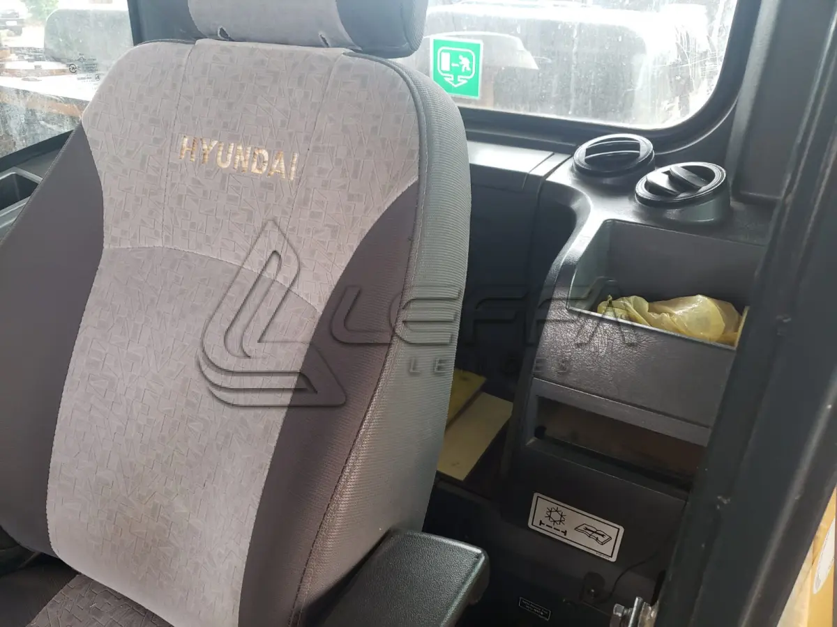 LOTE 001 - UMA ESCAVADEIRA DE ESTEIRA HYUNDAI 220 LC, 9s, ano/modelo 2014
