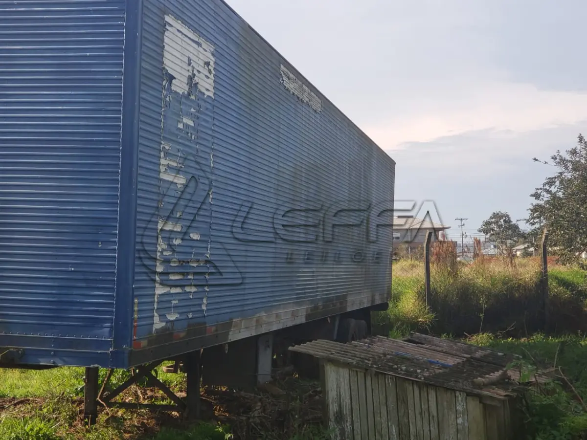 LOTE 007 - UM SEMI-REBOQUE, MARCA SR/RANDON SR FG, COM BAÚ, PLACAS CRY-2719, ANO 1999, RENAVAM 724070028, VEÍCULO RECUPERADO, COR AZUL
