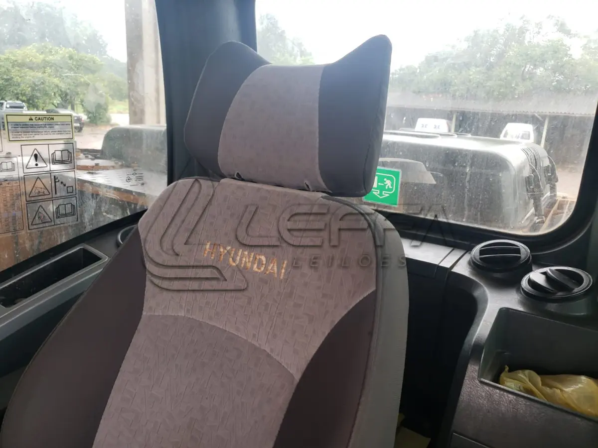 LOTE 001 - UMA ESCAVADEIRA DE ESTEIRA HYUNDAI 220 LC, 9s, ano/modelo 2014