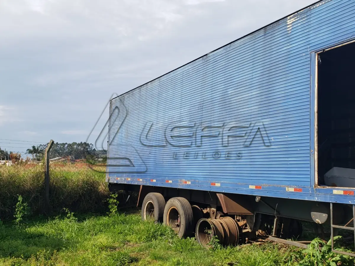 LOTE 007 - UM SEMI-REBOQUE, MARCA SR/RANDON SR FG, COM BAÚ, PLACAS CRY-2719, ANO 1999, RENAVAM 724070028, VEÍCULO RECUPERADO, COR AZUL