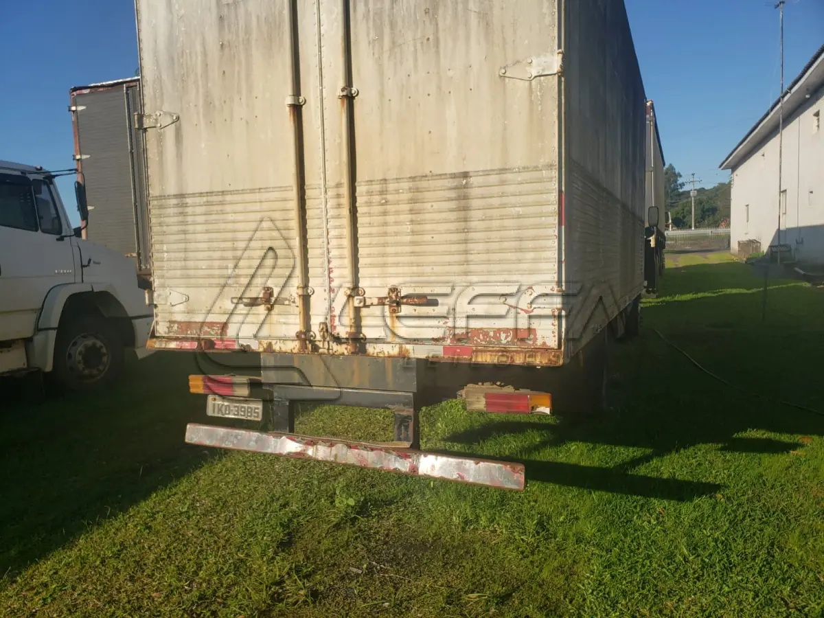 LOTE 001 - UM CAMINHÃO MERCEDES BENZ/710, PLACAS IKD-3985, COR AZUL, ANO/MODELO 2001, RENAVAM 763454389.