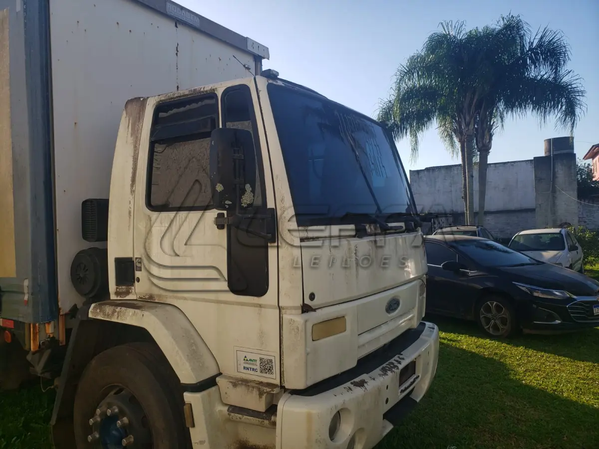 LOTE 002 - UM CAMINHÃO FORD/CARGO 2428E, PLACAS IOZ-7081, ANO 2008, MODELO 2009, CMT, 35,00 TONELADAS, COM CARROCERIA 9M