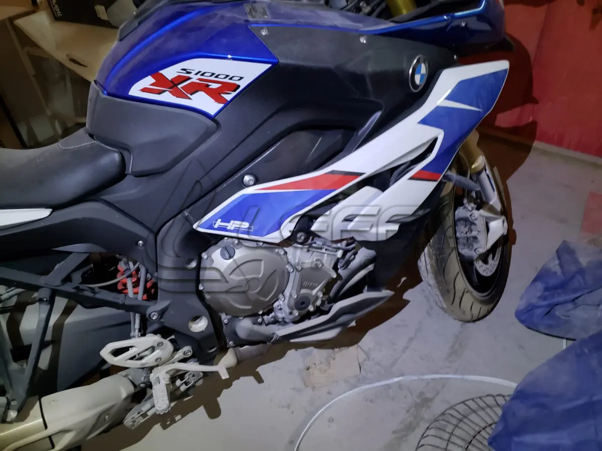 LOTE 003 - UMA MOTOCICLETA BMW S1000 XR, PLACAS QTK-2C48, ANO/MODELO 2019, COR BRANCA, RENAVAM 1210718070