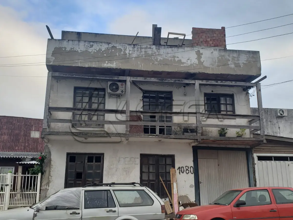 LOTE 001 - UM TERRENO URBANO, com benfeitorias, localizado na Avenida Independência, 1080, Bairro Curtume, na Cidade de Torres/RS