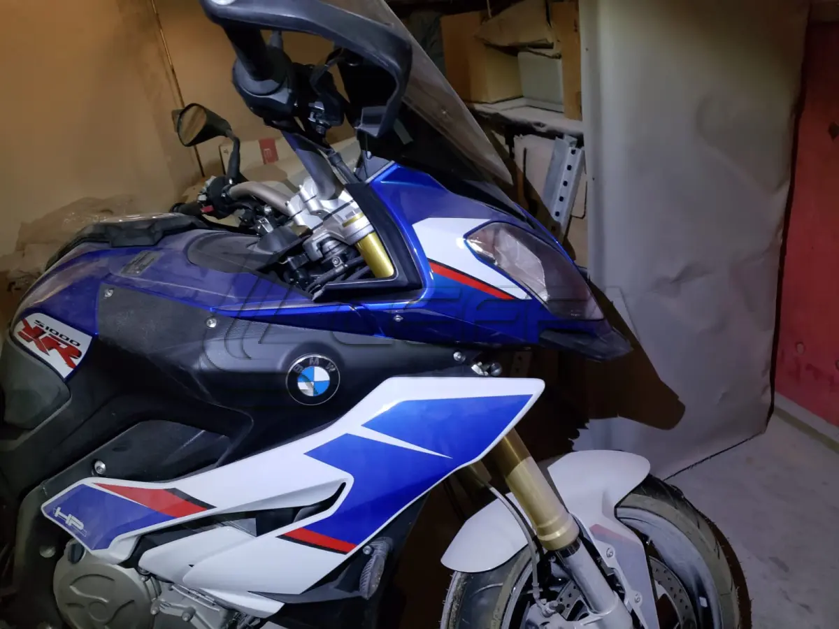 LOTE 003 - UMA MOTOCICLETA BMW S1000 XR, PLACAS QTK-2C48, ANO/MODELO 2019, COR BRANCA, RENAVAM 1210718070