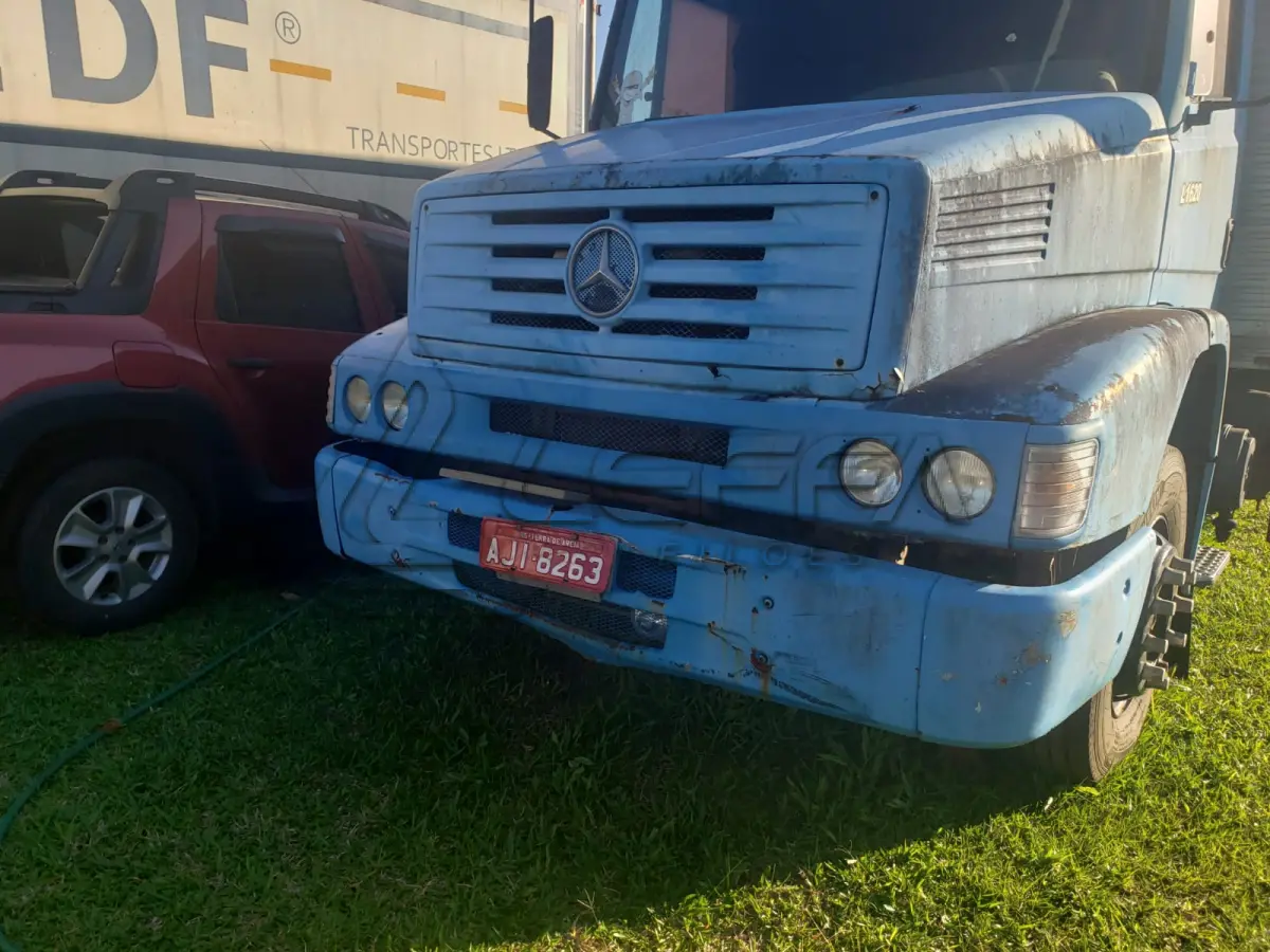 LOTE 003 - UM CAMINHÃO MERCEDES BENZ/L 1418R, PLACAS AJI-8263, ANO/MODELO 2000, COR AZUL