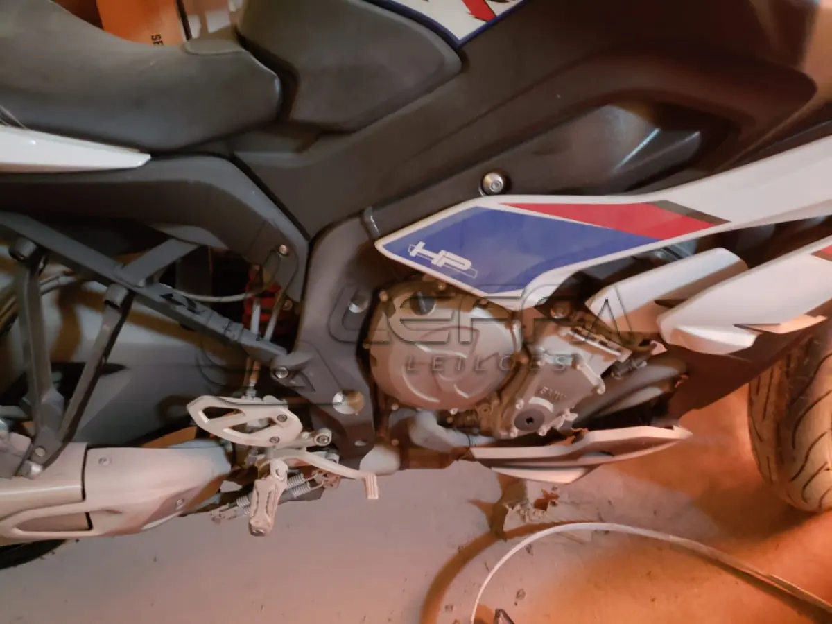 LOTE 003 - UMA MOTOCICLETA BMW S1000 XR, PLACAS QTK-2C48, ANO/MODELO 2019, COR BRANCA, RENAVAM 1210718070