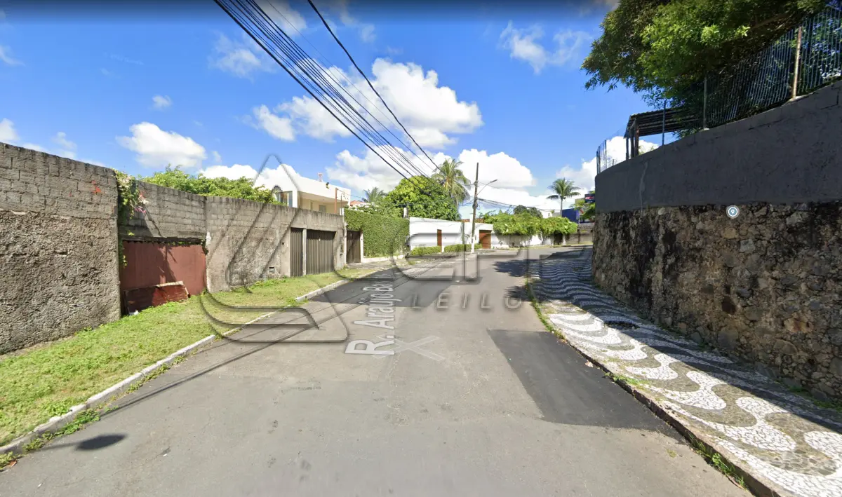 LOTE 001 - UMA CASA RESIDENCIAL, localizada na Rua Araújo Bastos, nº 126, Pitaçu, Salvador/Bahia