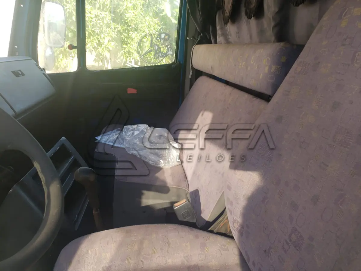 LOTE 001 - UM CAMINHÃO MERCEDES BENZ/710, PLACAS IKD-3985, COR AZUL, ANO/MODELO 2001, RENAVAM 763454389.