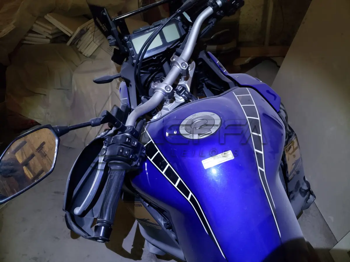 LOTE 004 - UMA MOTOCICLETA YAMAHA XT1200Z STENERE D, PLACAS IYM-1200, ANO/MODELO 2014/2015, COR AZUL, RENAVAM 1034072428