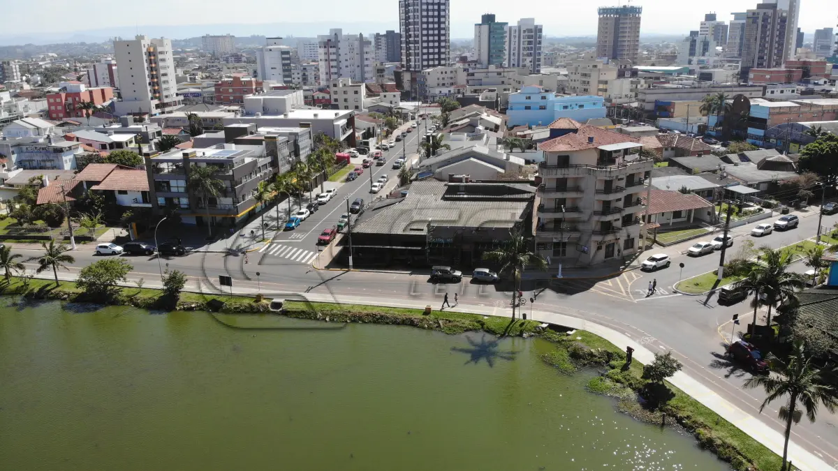 LOTE 001 - Imóvel Comercial na Beira da Lagoa, na Av José Maia Filho, em Torres/RS