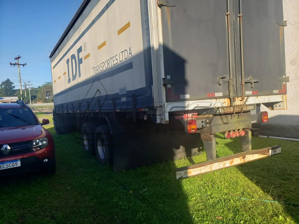 LOTE 002 - UM CAMINHÃO FORD/CARGO 2428E, PLACAS IOZ-7081, ANO 2008, MODELO 2009, CMT, 35,00 TONELADAS, COM CARROCERIA 9M