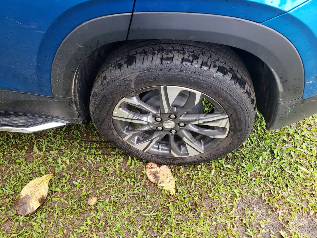 LOTE 002 - UM VEÍCULO GM TRACKER 12T A PR, PLACAS IZY-9B82, ANO/MODELO 2020/2021, COR AZUL, RENAVAM Nº 1227335730