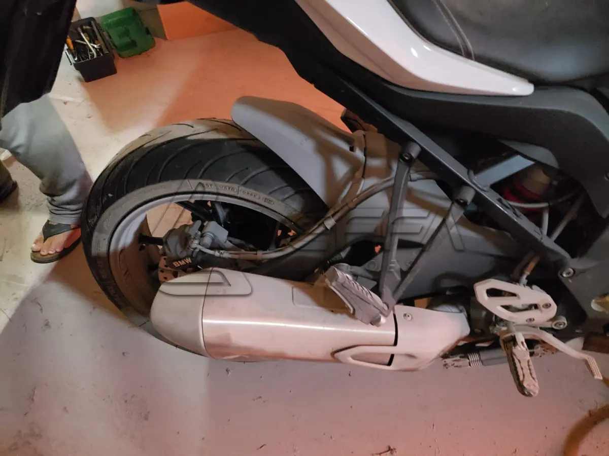 LOTE 003 - UMA MOTOCICLETA BMW S1000 XR, PLACAS QTK-2C48, ANO/MODELO 2019, COR BRANCA, RENAVAM 1210718070