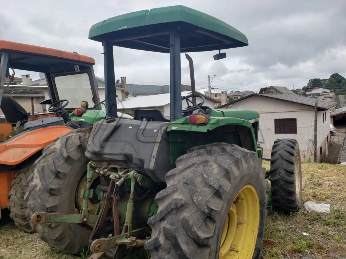 LOTE 004 - UM TRATOR JOHN DEERE 5700, VERDE, SEM FUNCIONAMENTO