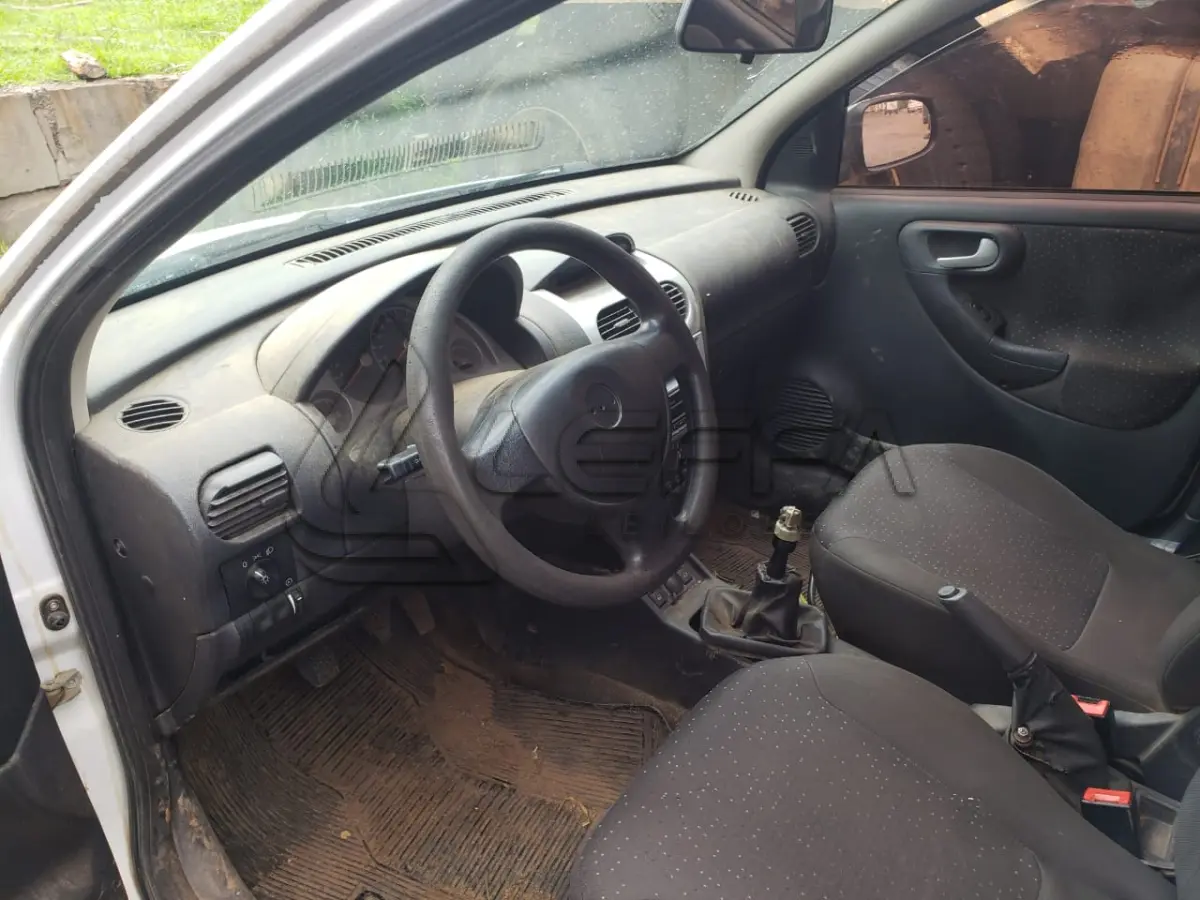 LOTE 001 - UM VEÍCULO GM/CORSA SEDAN PREMIUM, FLEX, PLACAS ISD-4965, ANO 2011, MODELO 2012