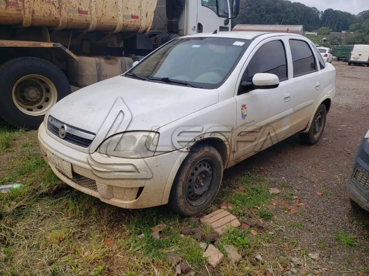LOTE 001 - UM VEÍCULO GM/CORSA SEDAN PREMIUM, FLEX, PLACAS ISD-4965, ANO 2011, MODELO 2012
