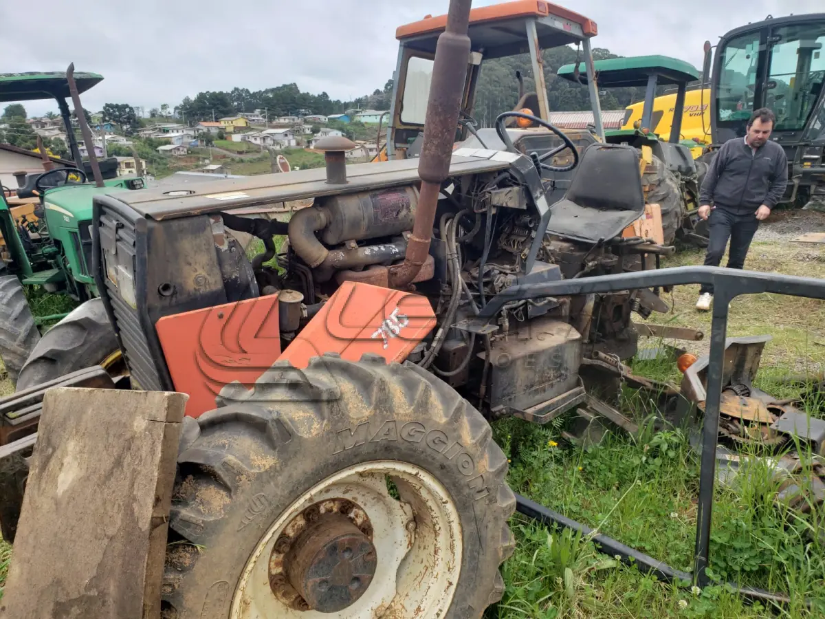 LOTE 002 - UM TRATOR VALTRA, VERMELHO, SEM FUNCIONAMENTO, EM ESTADO DE SUCATA