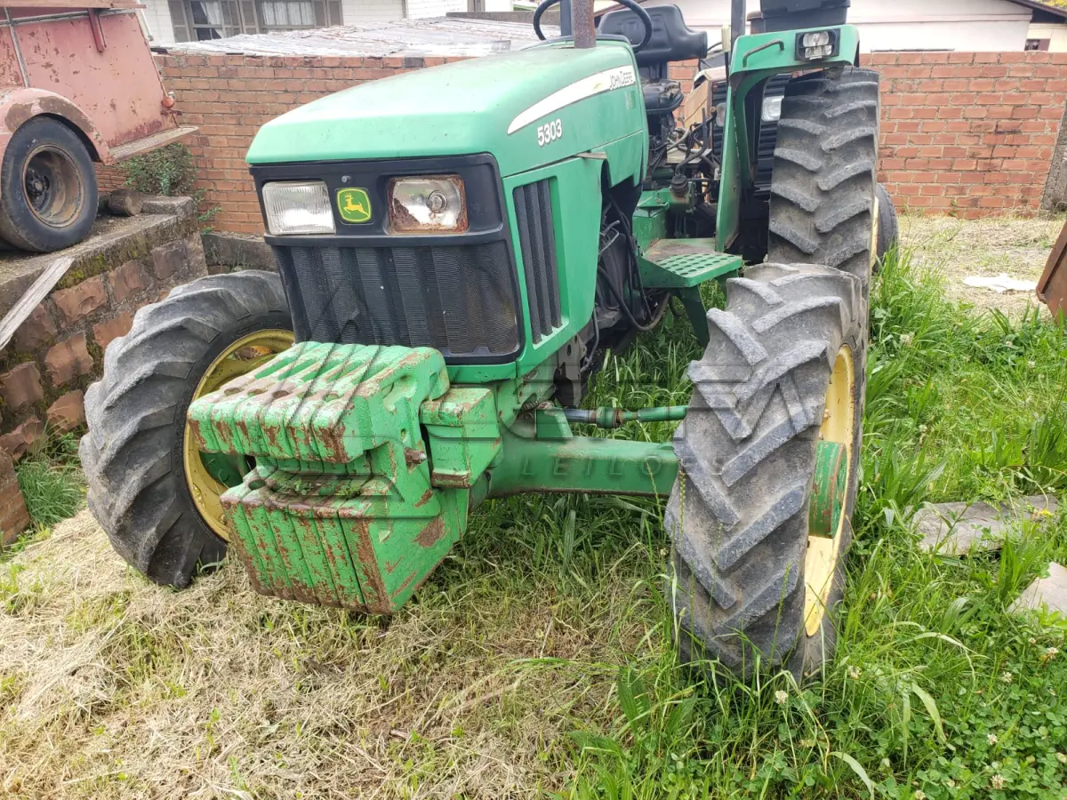 LOTE 003 - UM TRATOR JOHN DEERE 5303, VERDE, SEM FUNCIONAMENTO