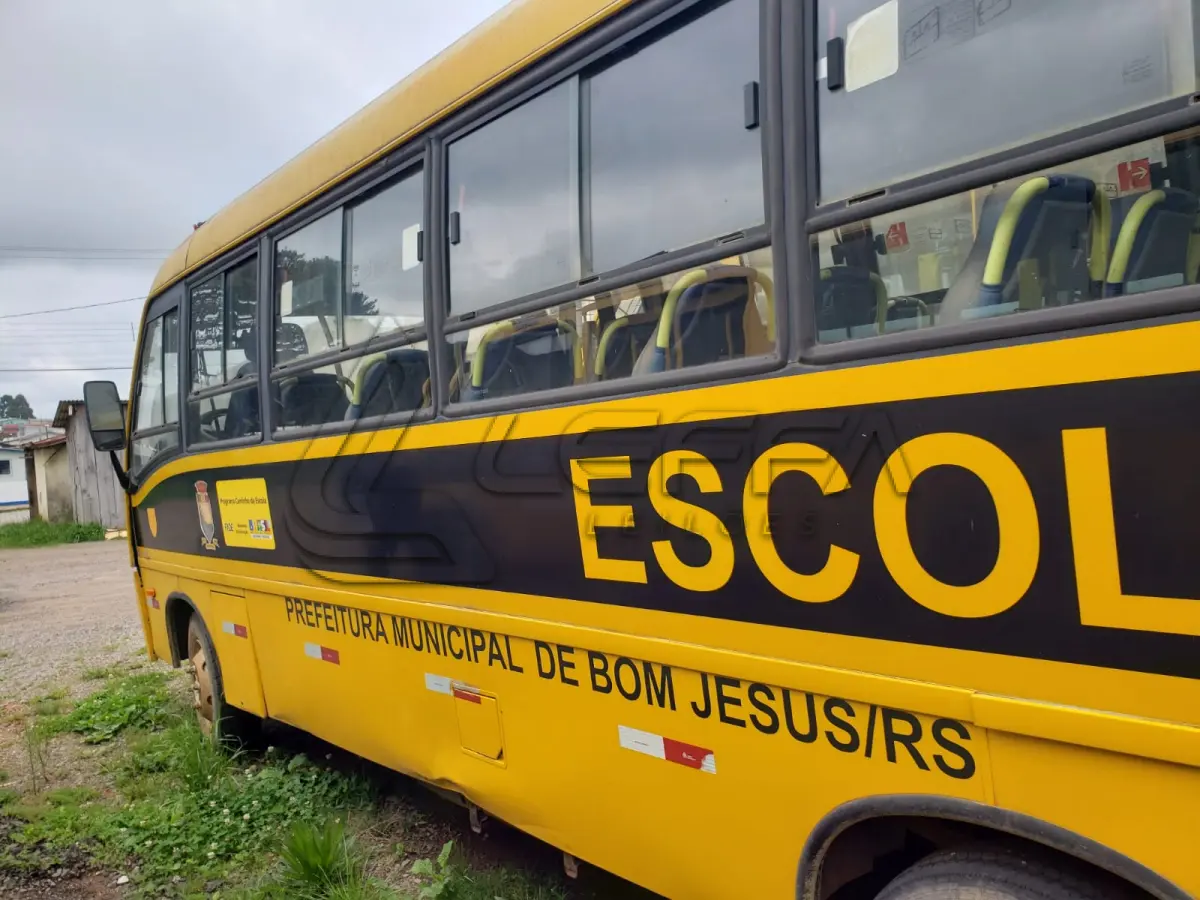 LOTE 012 - UM ÔNIBUS MARCOPOLO/VOLARE V8L ESC, DIESEL, PLACAS IPJ-2131, ANO 2008, MODELO 2009