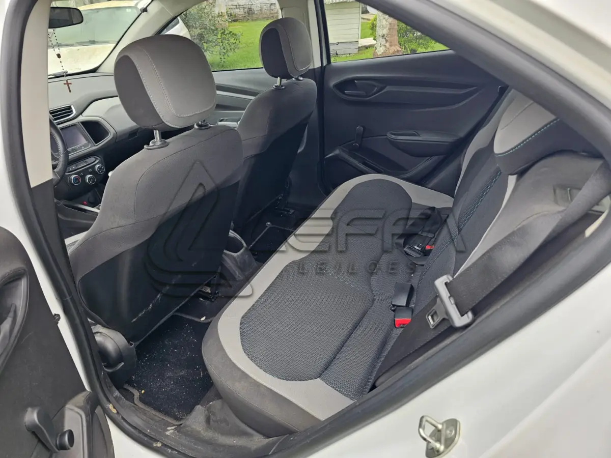 LOTE 001 - Um veículo automóvel CHEVROLET/ONIX 1.0MT SEL(Nacional), cor branca, a álcool/gasolina, ano de fabricação e modelo2015/2015, placa QHP0255