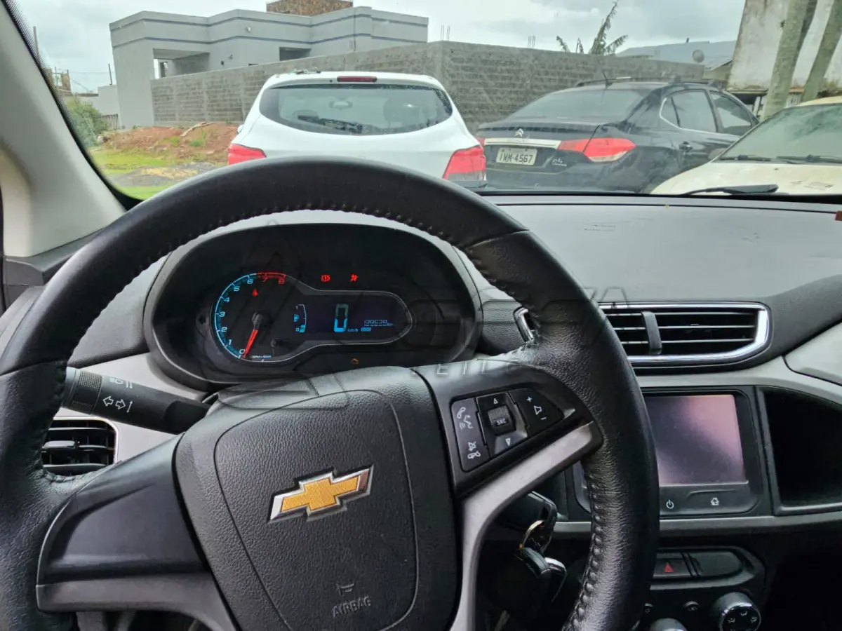 LOTE 001 - Um veículo automóvel CHEVROLET/ONIX 1.0MT SEL(Nacional), cor branca, a álcool/gasolina, ano de fabricação e modelo2015/2015, placa QHP0255