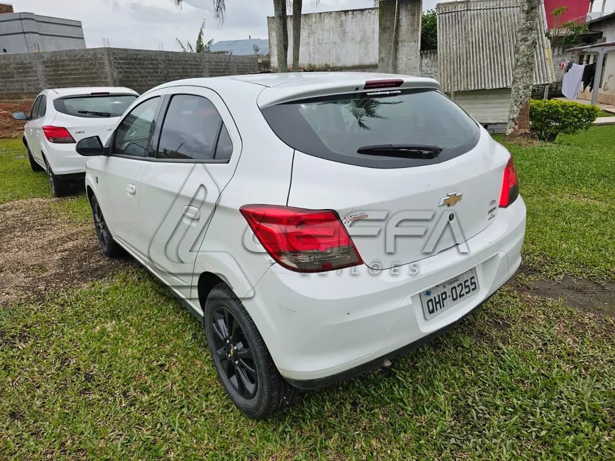 LOTE 001 - Um veículo automóvel CHEVROLET/ONIX 1.0MT SEL(Nacional), cor branca, a álcool/gasolina, ano de fabricação e modelo2015/2015, placa QHP0255