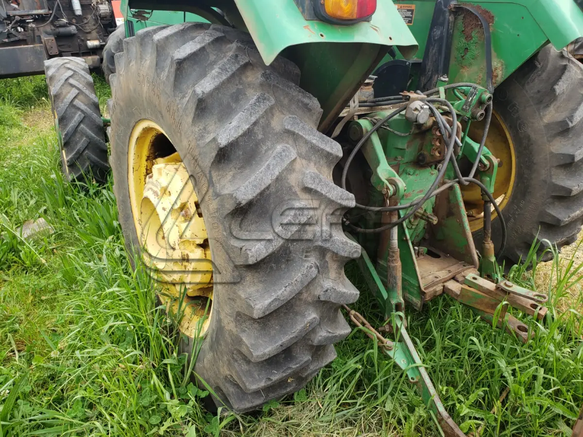 LOTE 003 - UM TRATOR JOHN DEERE 5303, VERDE, SEM FUNCIONAMENTO