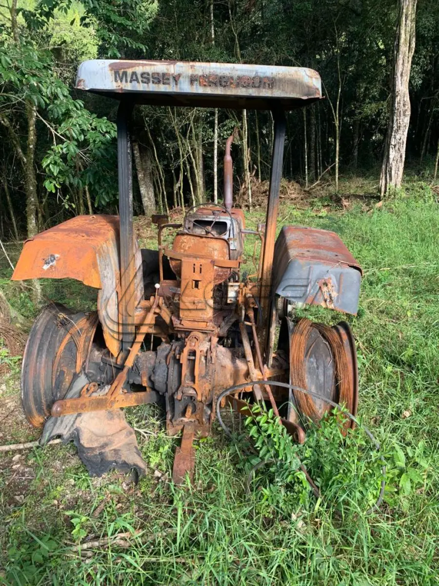 LOTE 018 - UM TRATOR MASSEY FERGUSON