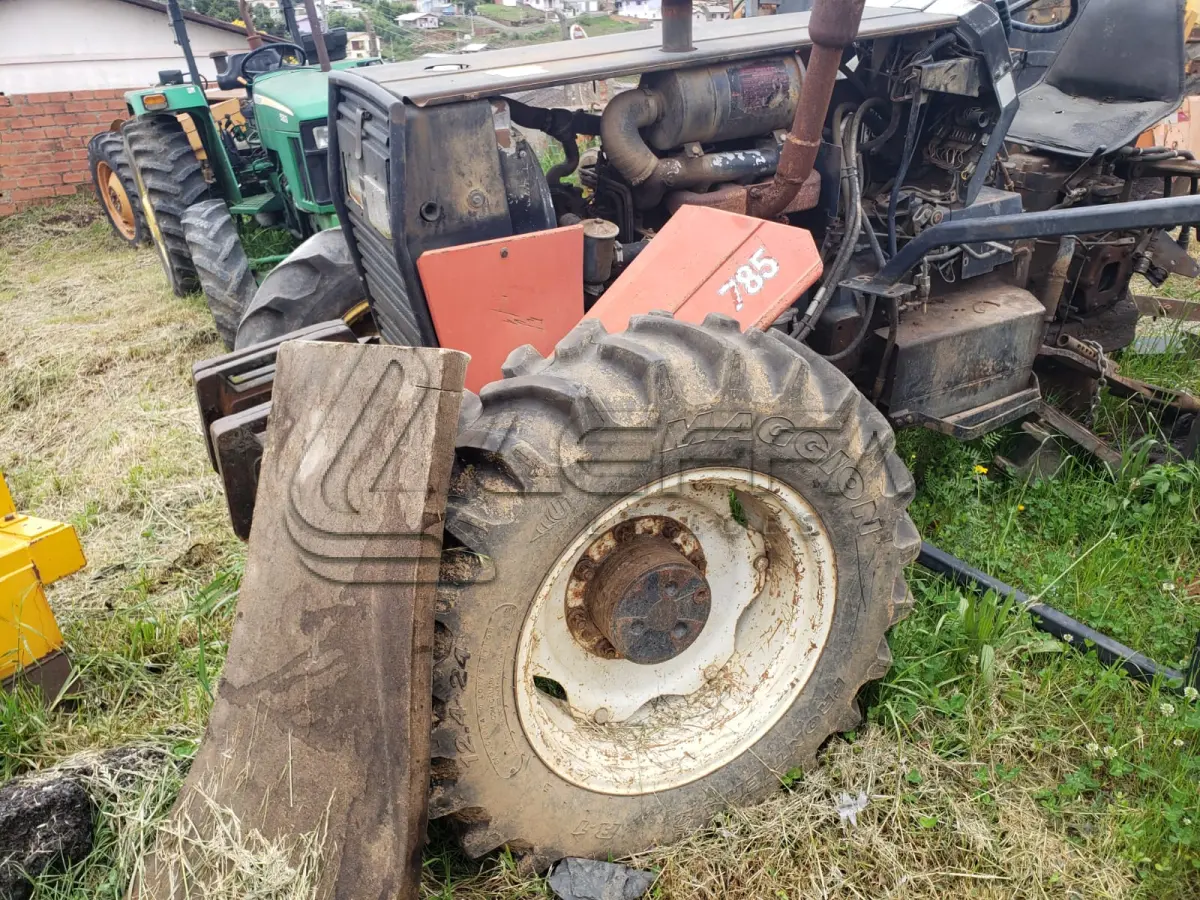 LOTE 003 - UM TRATOR JOHN DEERE 5303, VERDE, SEM FUNCIONAMENTO