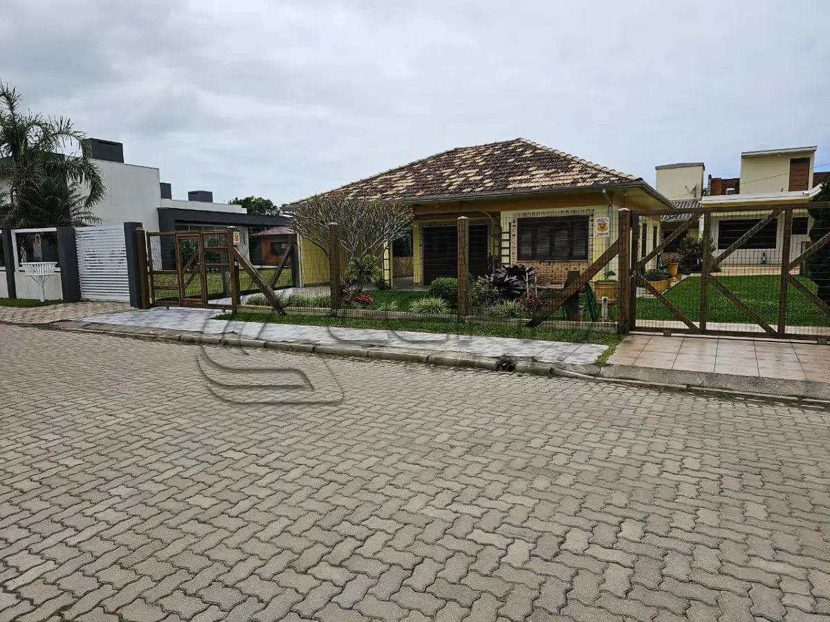 LOTE 001 - UM TERRENO URBANO, COM BENFEITORIAS, Lote 30 Quadra 32, na Praia Rainha do Mar em Xangri-lá RS