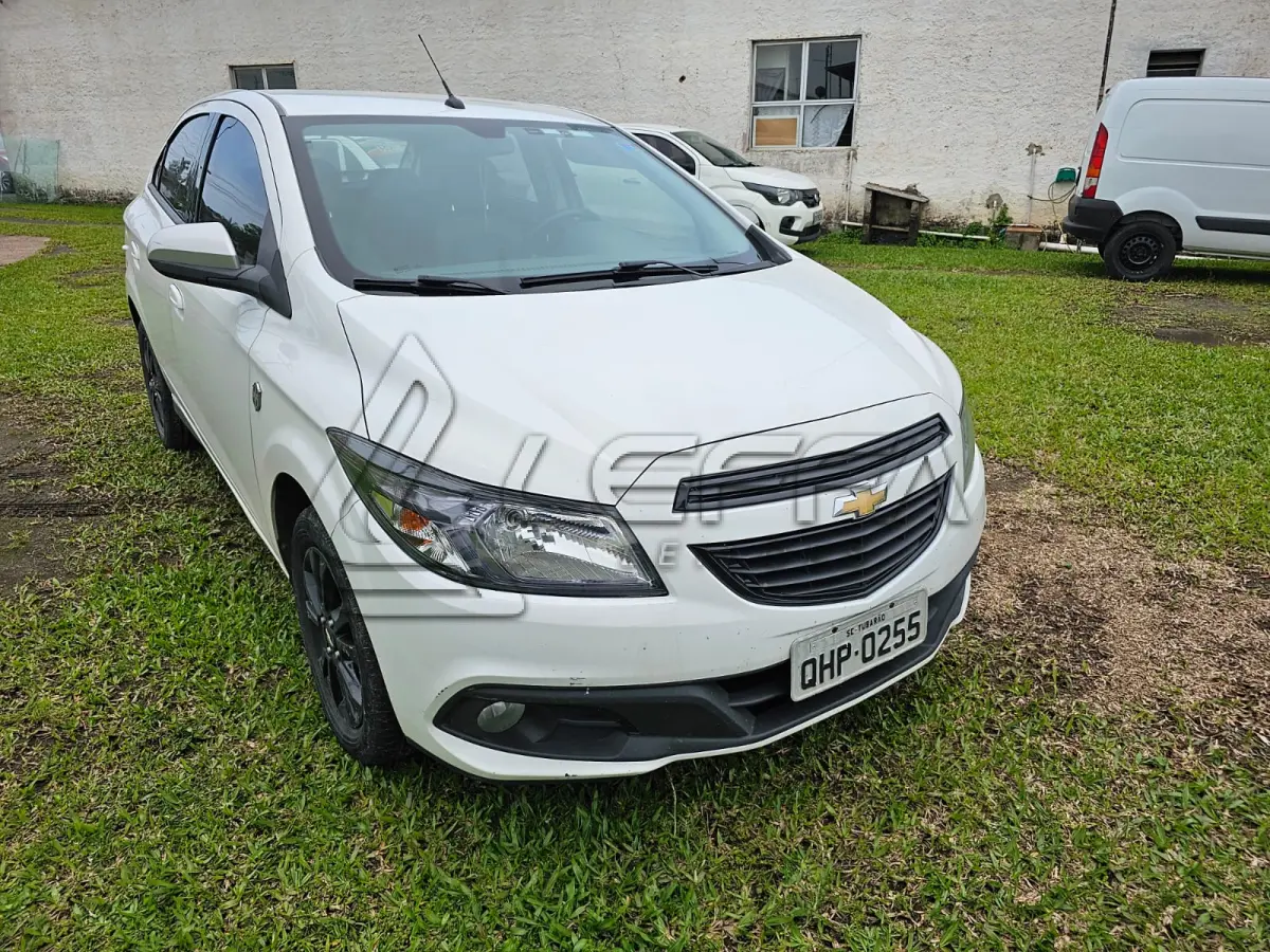 LOTE 001 - Um veículo automóvel CHEVROLET/ONIX 1.0MT SEL(Nacional), cor branca, a álcool/gasolina, ano de fabricação e modelo2015/2015, placa QHP0255