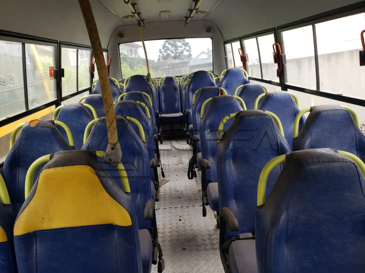 LOTE 012 - UM ÔNIBUS MARCOPOLO/VOLARE V8L ESC, DIESEL, PLACAS IPJ-2131, ANO 2008, MODELO 2009