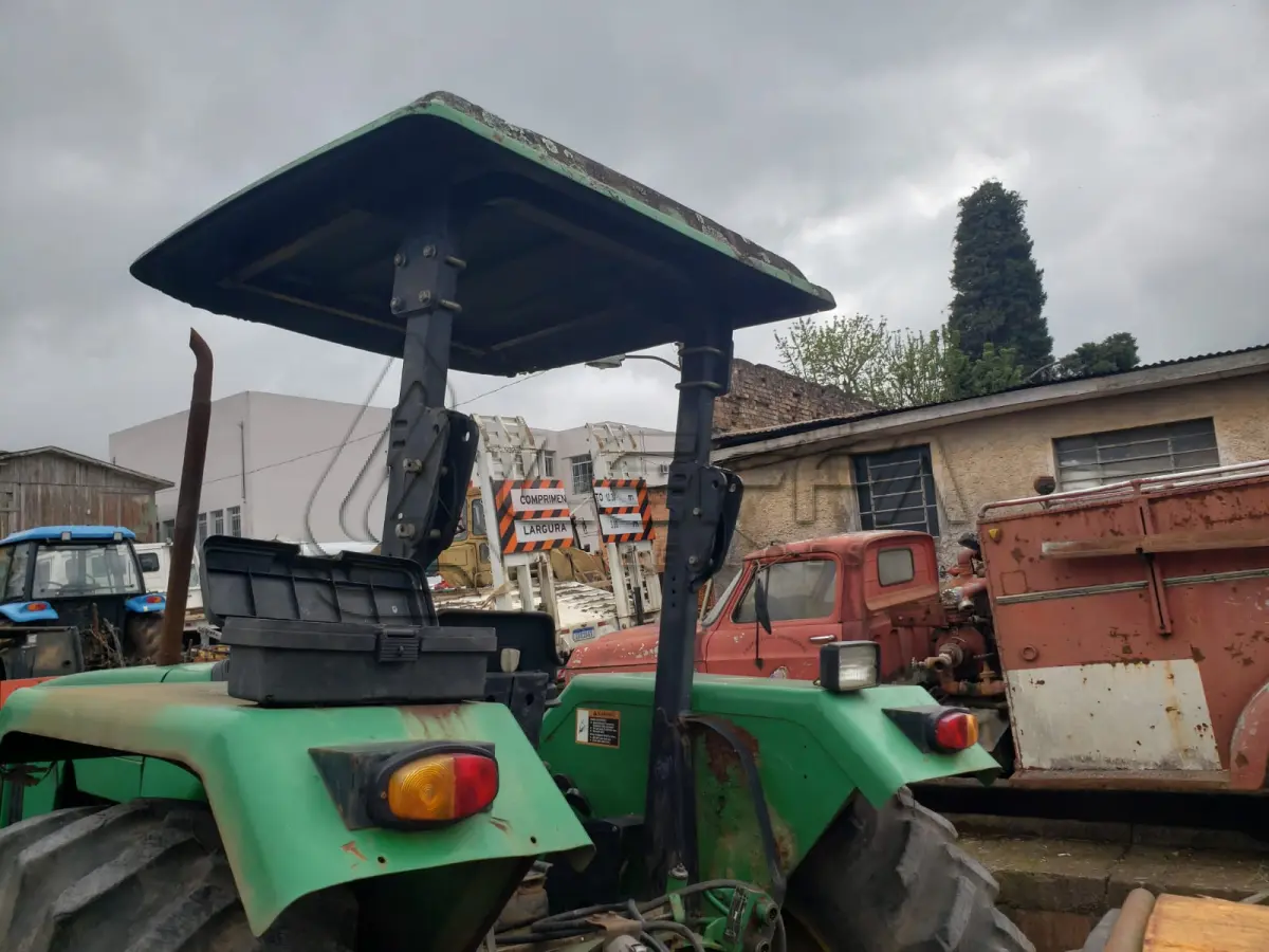 LOTE 003 - UM TRATOR JOHN DEERE 5303, VERDE, SEM FUNCIONAMENTO