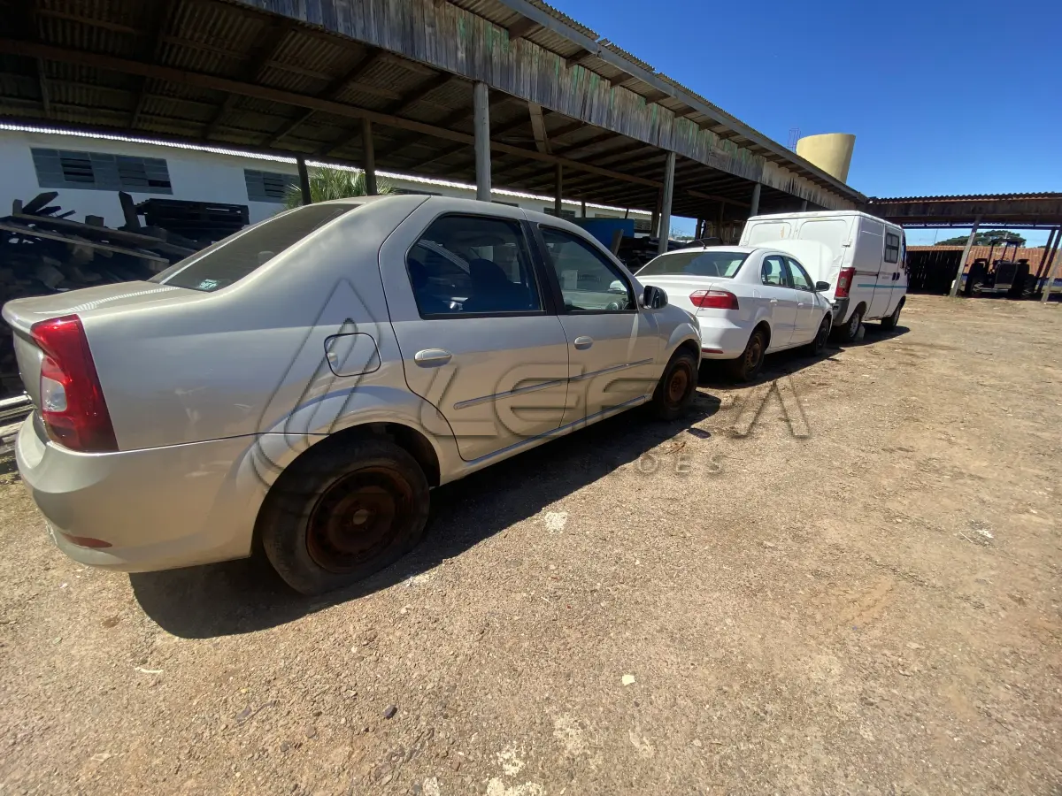 LOTE 006 - UM VEÍCULO RENAULT/LOGAN EXP 16HP, FLEX, PLACAS IUJ-1786, ANO 2013, MODELO 2013 (NÃO FUNCIONA)