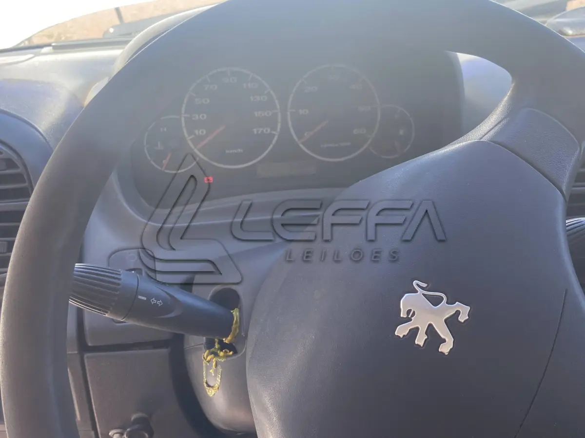 LOTE 004 - AMBULÂNCIA PEUGEOT/BOXER F330C TD, DIESEL, PLACAS IMV-2402, ANO 2005, MODELO 2006 (NÃO FUNCIONA)