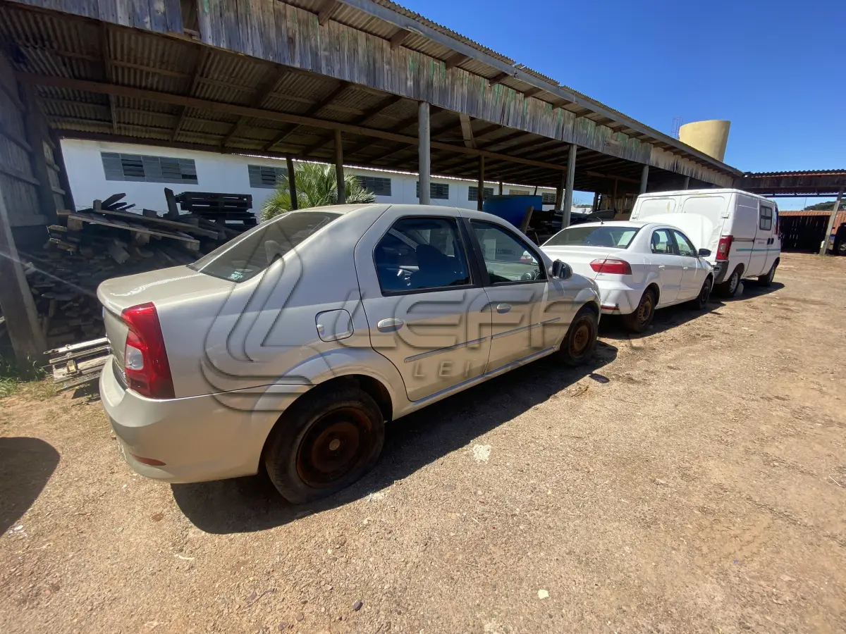 LOTE 006 - UM VEÍCULO RENAULT/LOGAN EXP 16HP, FLEX, PLACAS IUJ-1786, ANO 2013, MODELO 2013 (NÃO FUNCIONA)