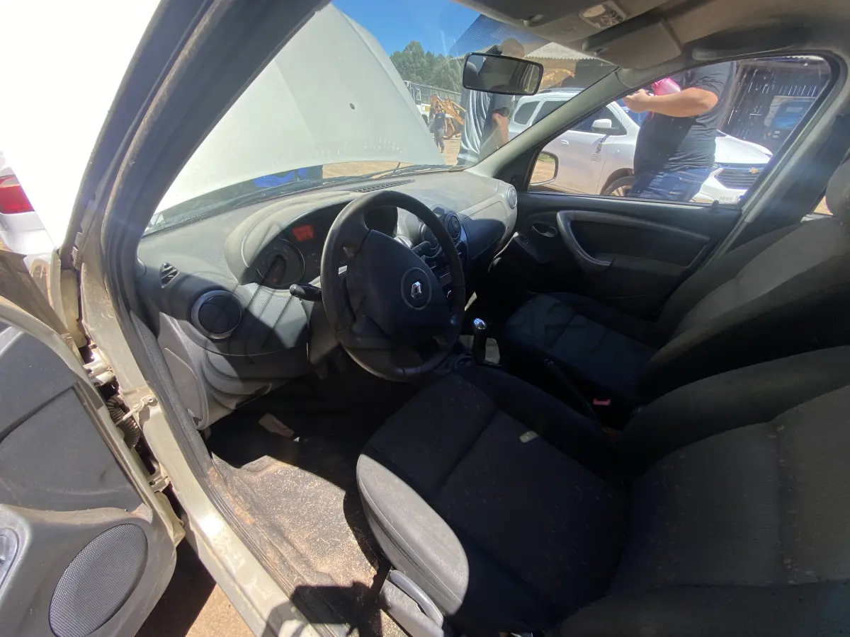 LOTE 006 - UM VEÍCULO RENAULT/LOGAN EXP 16HP, FLEX, PLACAS IUJ-1786, ANO 2013, MODELO 2013 (NÃO FUNCIONA)