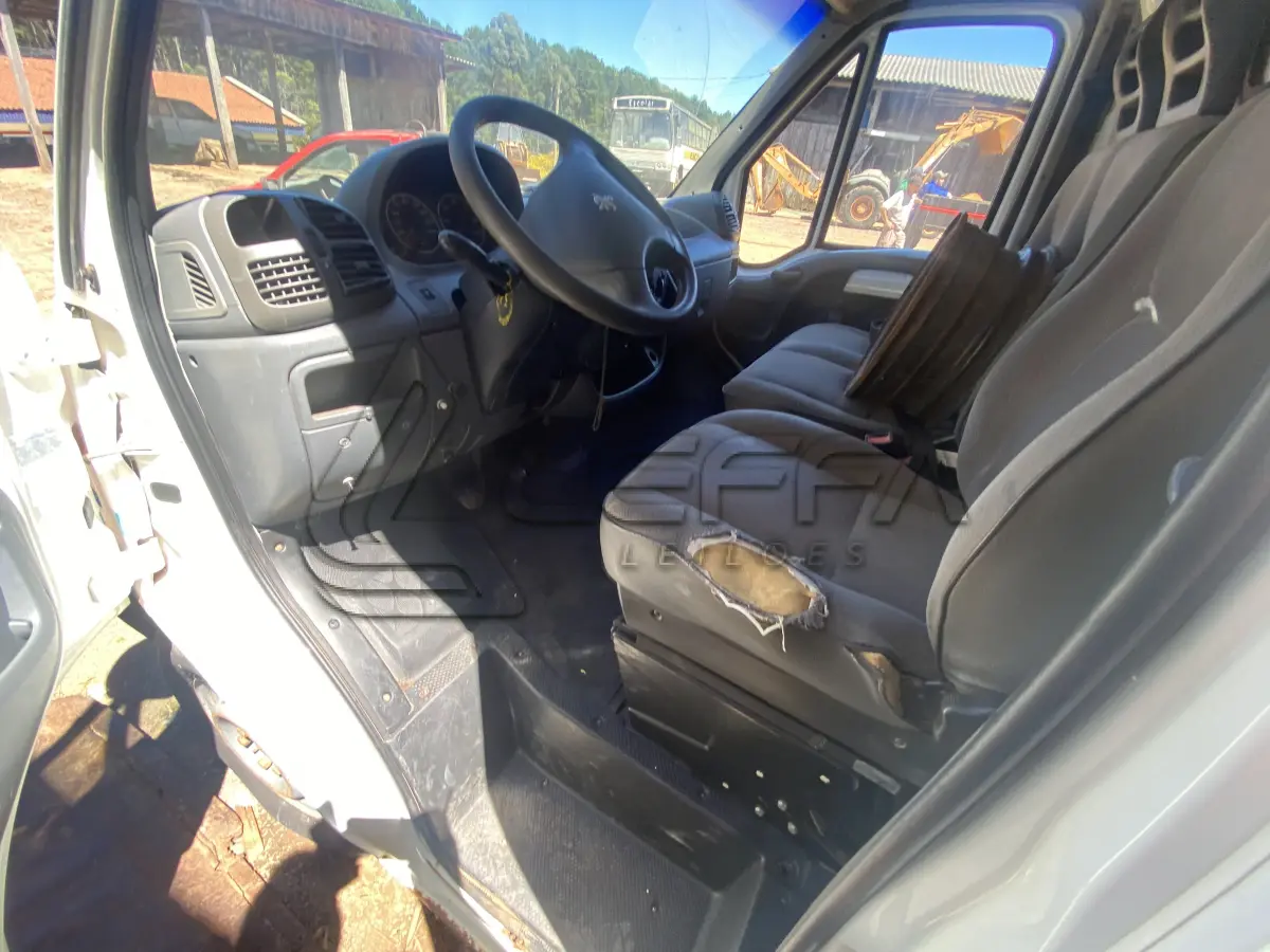 LOTE 004 - AMBULÂNCIA PEUGEOT/BOXER F330C TD, DIESEL, PLACAS IMV-2402, ANO 2005, MODELO 2006 (NÃO FUNCIONA)