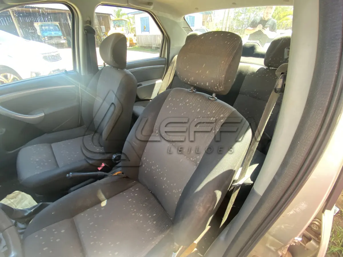 LOTE 006 - UM VEÍCULO RENAULT/LOGAN EXP 16HP, FLEX, PLACAS IUJ-1786, ANO 2013, MODELO 2013 (NÃO FUNCIONA)